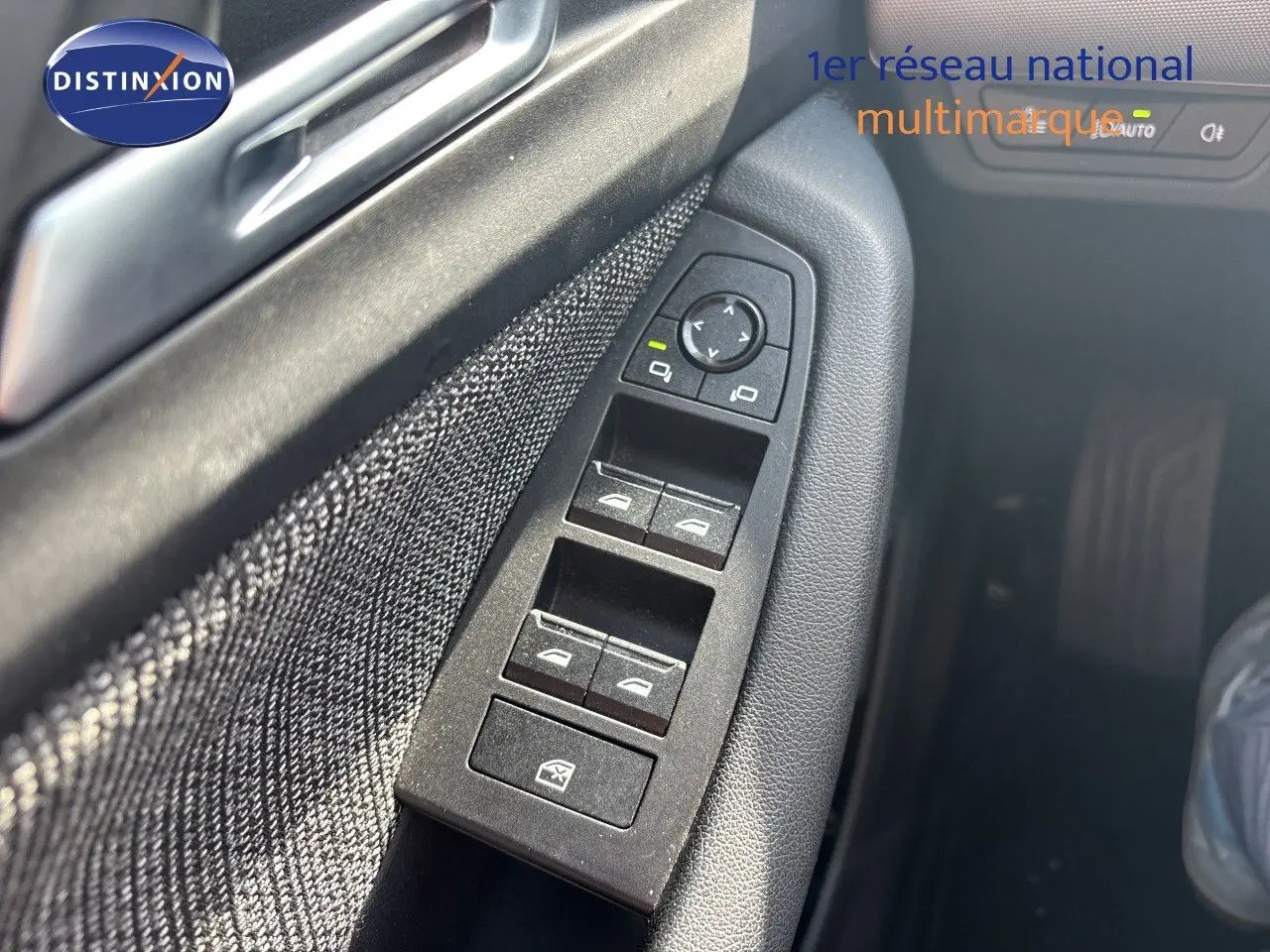 Gros plan sur les commandes des vitres côté conducteur de la BMW Série 2 Active Tourer 218d 2023, intérieur gris noir.