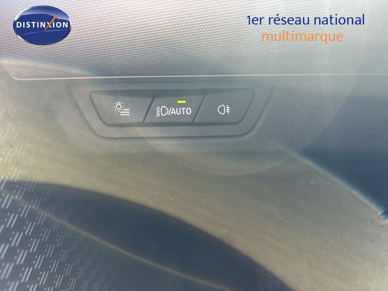 Détail du tableau de bord avec commandes d’éclairage sur BMW Série 2 Active Tourer 218d gris cuivre, 2023.