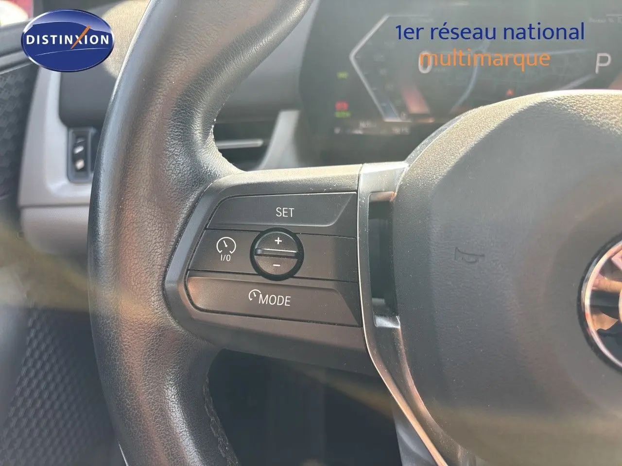 Gros plan sur le volant côté gauche de la BMW Série 2 Active Tourer 218d 2023 en Sparkling Copper Grey Metal.
