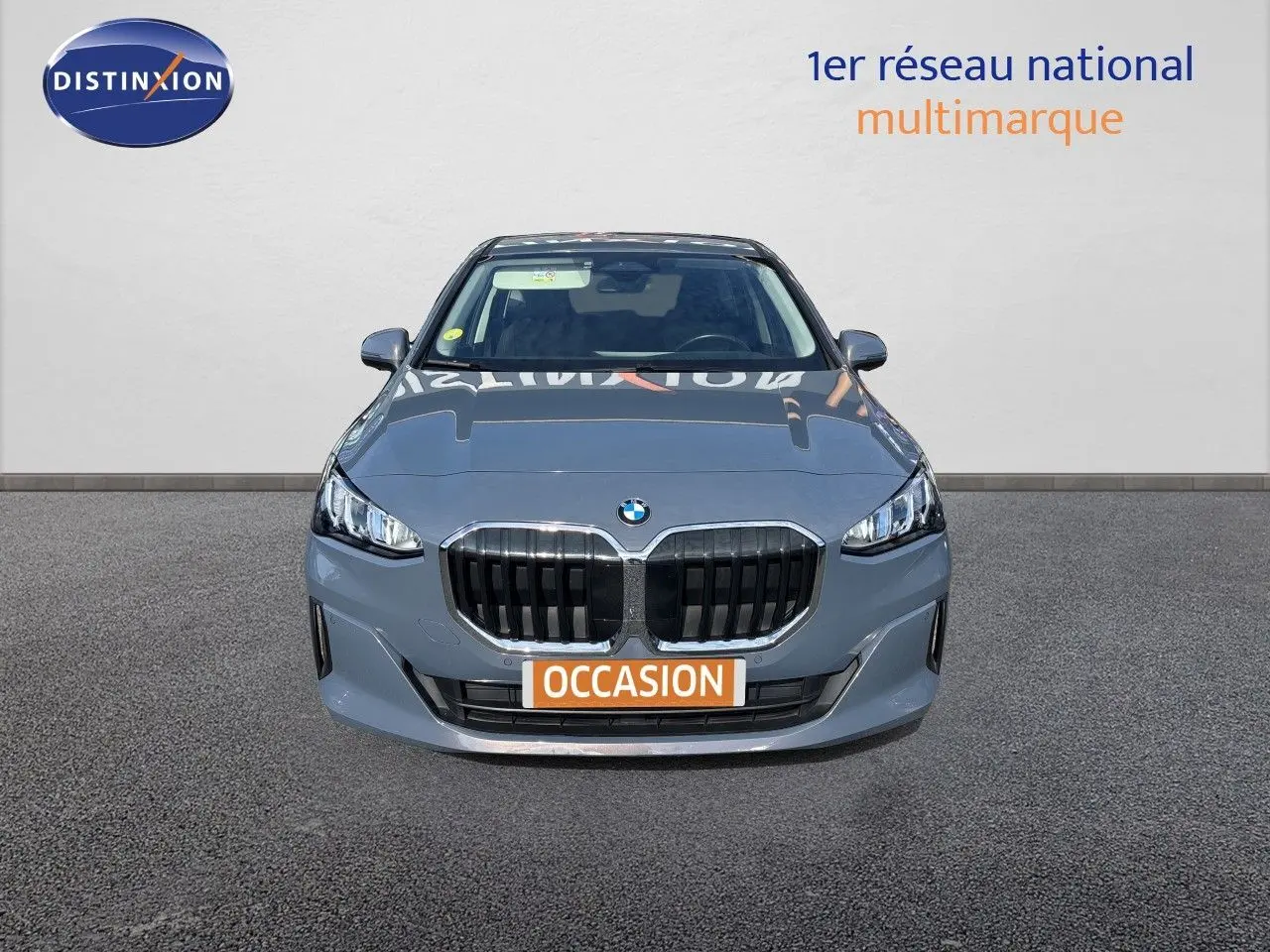 Vue frontale d'une BMW Série 2 Active Tourer 218d grise métallisée, avec calandre imposante et plaque "OCCASION".