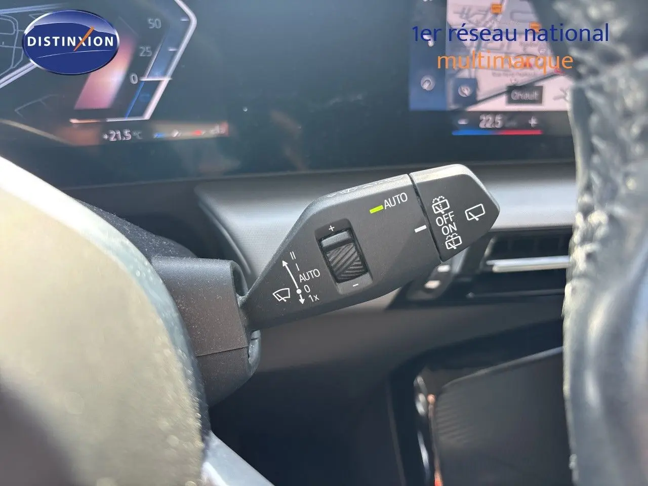 Gros plan sur la commande d'essuie-glace à gauche du volant dans l'habitacle gris noir de la BMW Série 2 Active Tourer.