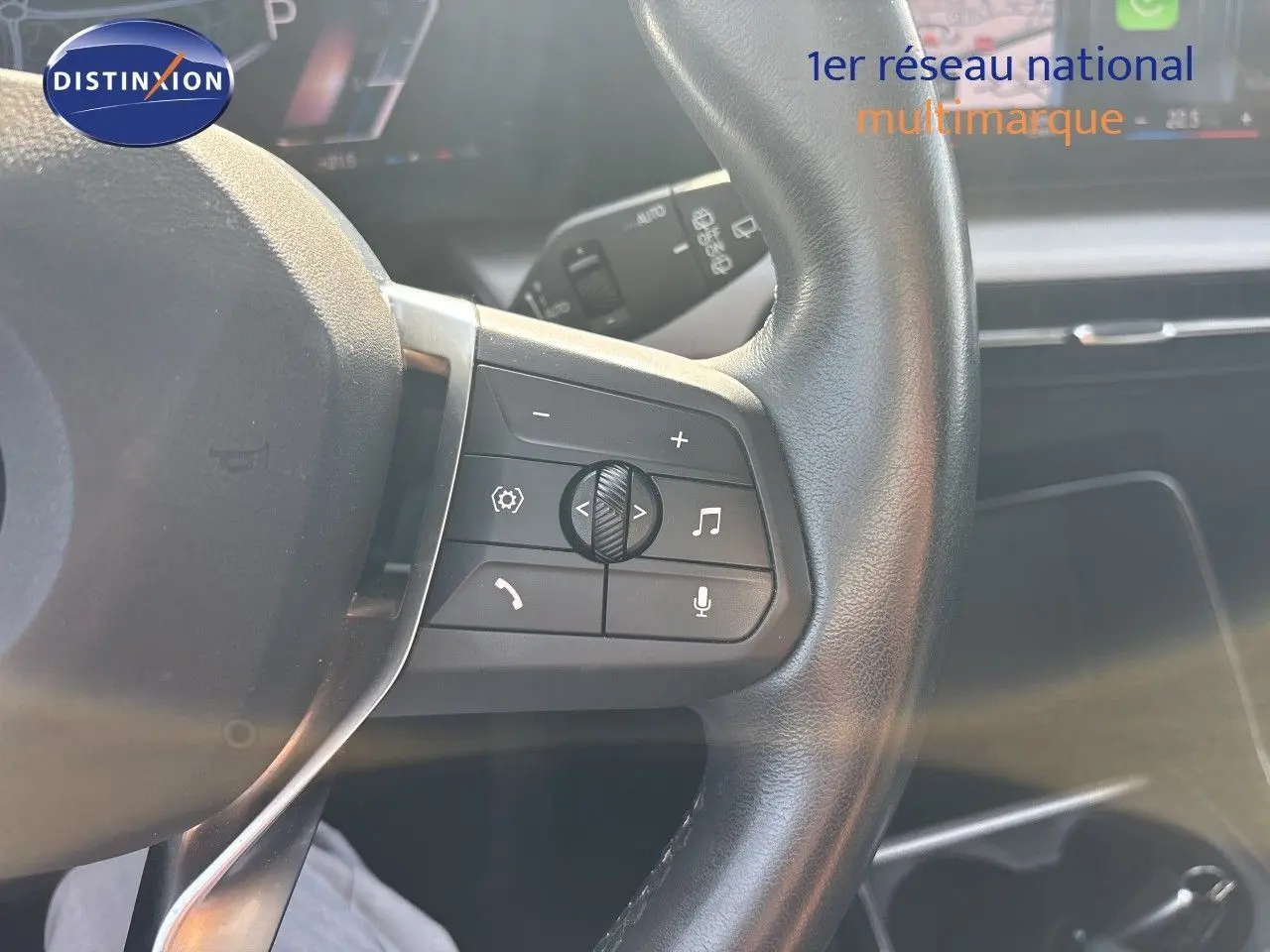 Gros plan sur le volant cuir noir de la BMW Série 2 Active Tourer 218d, avec commandes audio et téléphone intégrées.