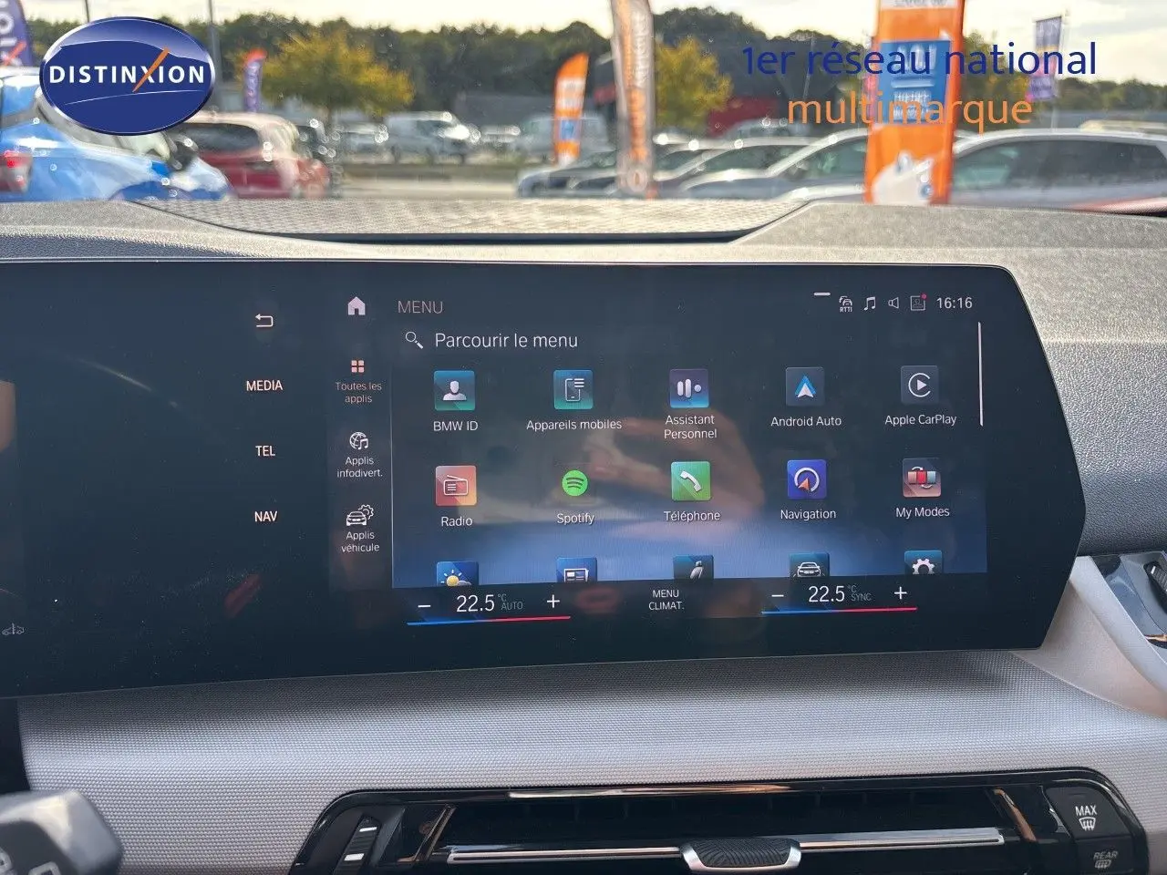 Écran tactile central du tableau de bord de la BMW Série 2 Active Tourer 218d, affichant le menu multimédia et la climatisation.