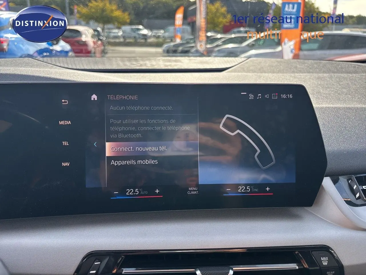 Écran tactile central de la BMW Série 2 Active Tourer 218d 2023 affichant le menu téléphone et la climatisation à 22,5°C.