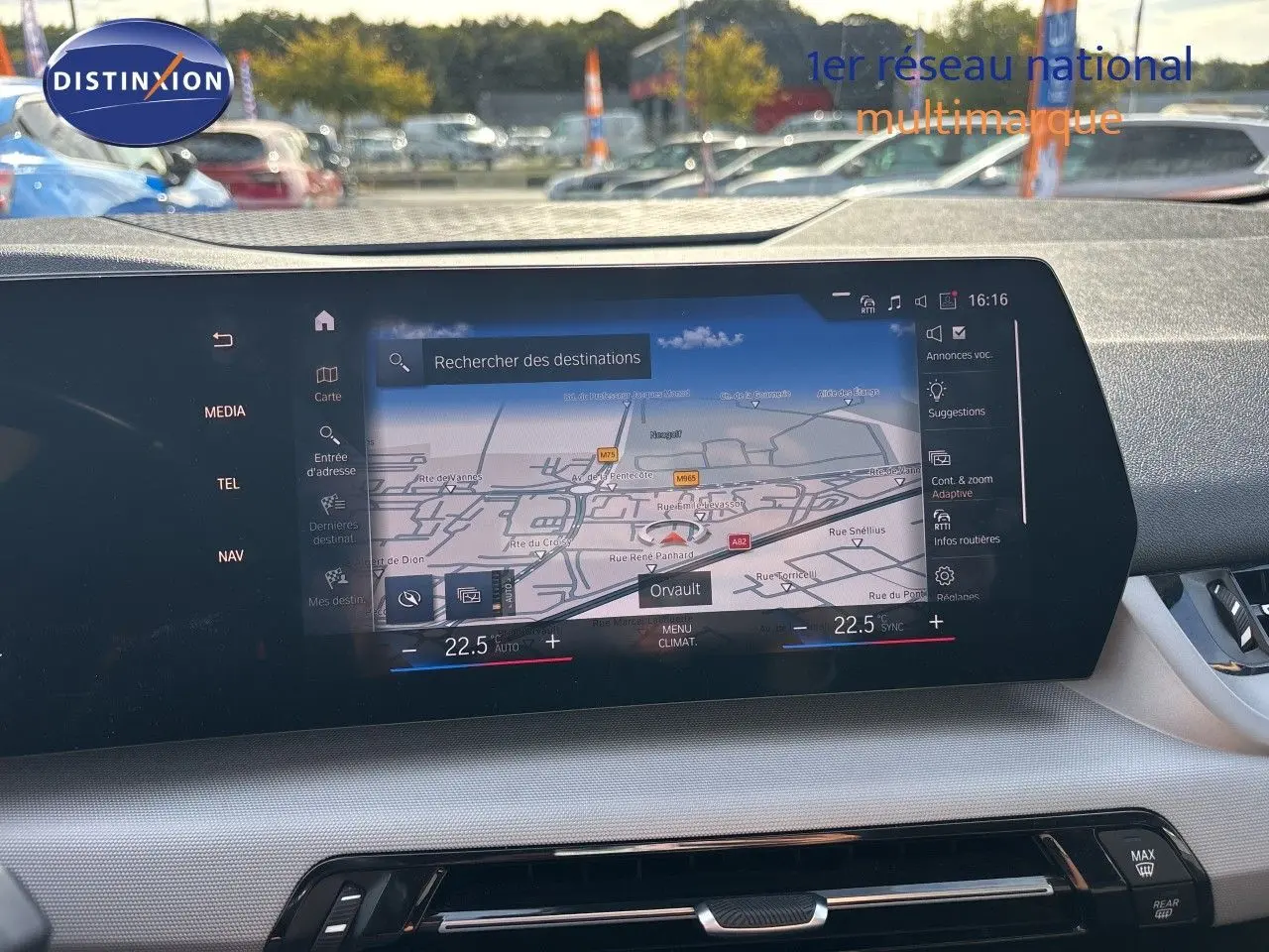 Écran tactile central de la BMW Série 2 Active Tourer 218d 2023, affichant la navigation et la climatisation.