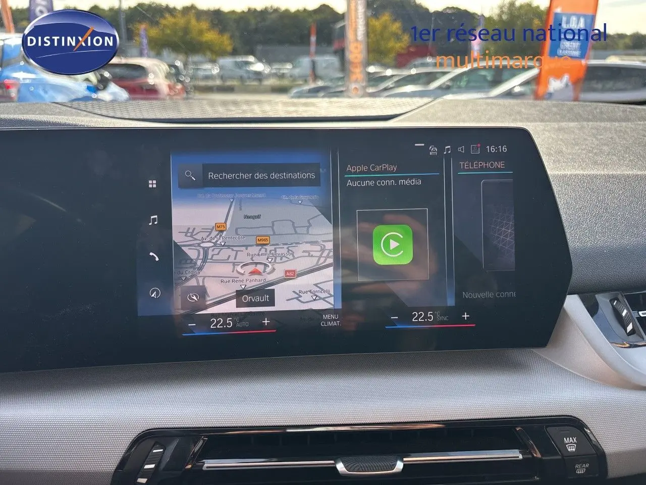 Écran tactile central de la BMW Série 2 Active Tourer 218d 2023, affichant navigation et Apple CarPlay, intérieur gris noir.
