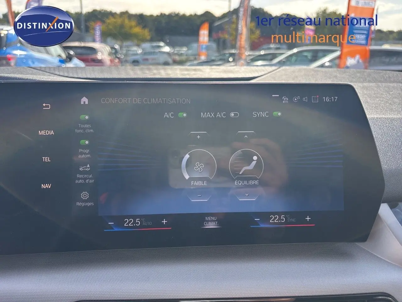 Affichage de l'écran tactile intérieur de la BMW Série 2 Active Tourer 218d, montrant le menu de climatisation.
