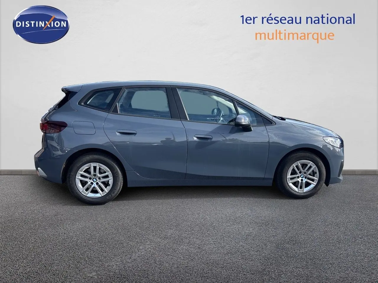 BMW Série 2 Active Tourer 218d gris cuivré métallisé vue de profil côté gauche sur fond neutre.