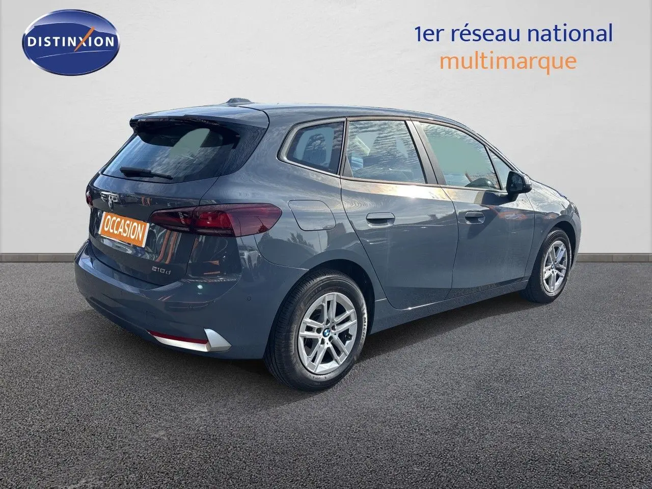 BMW Série 2 Active Tourer 218d gris cuivré vue 3/4 arrière droit avec jantes alliage et feux LED.