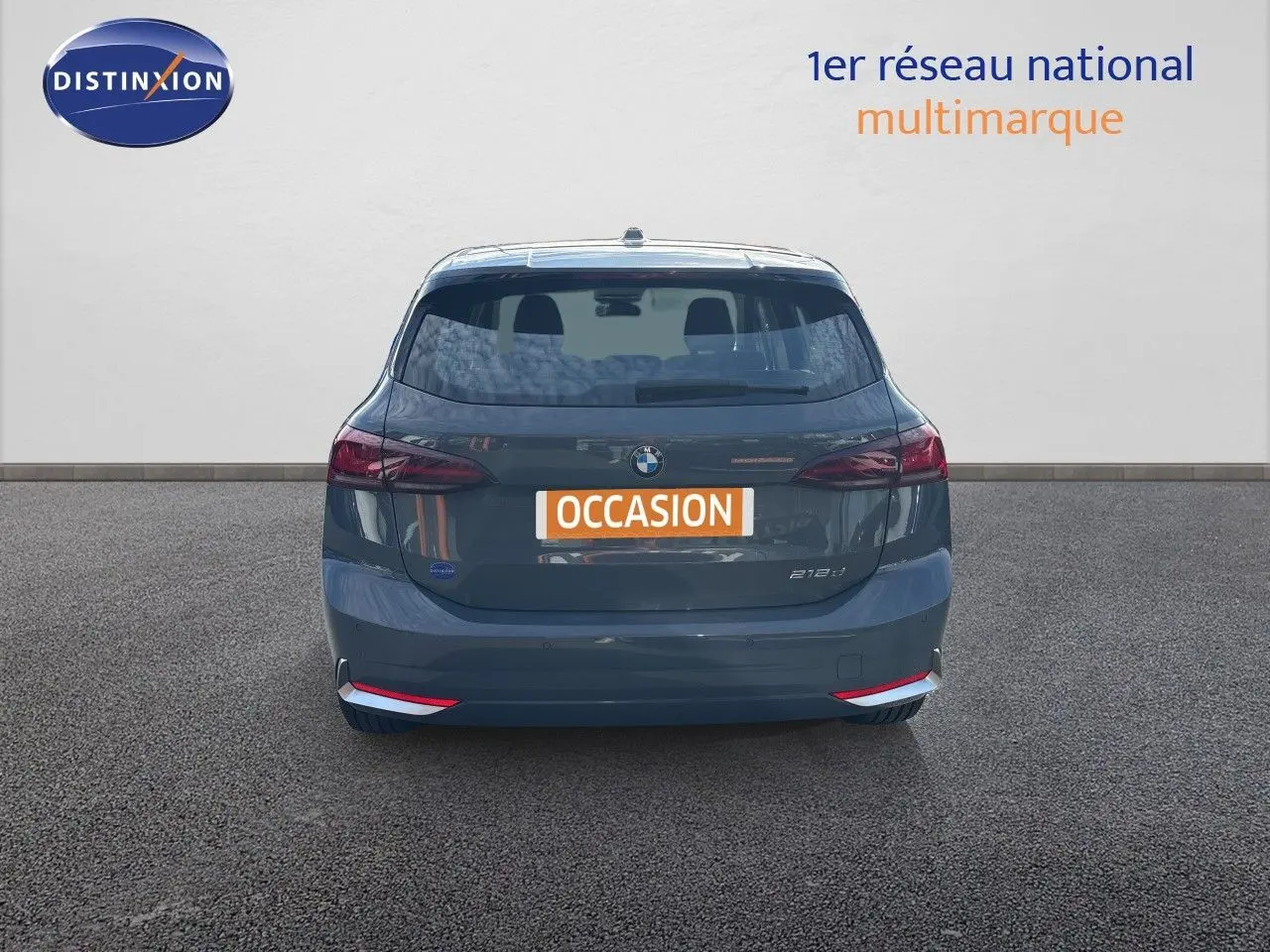 Vue arrière d'une BMW Série 2 Active Tourer 218d gris cuivre métallisé, avec feux arrière LED et plaque "OCCASION".