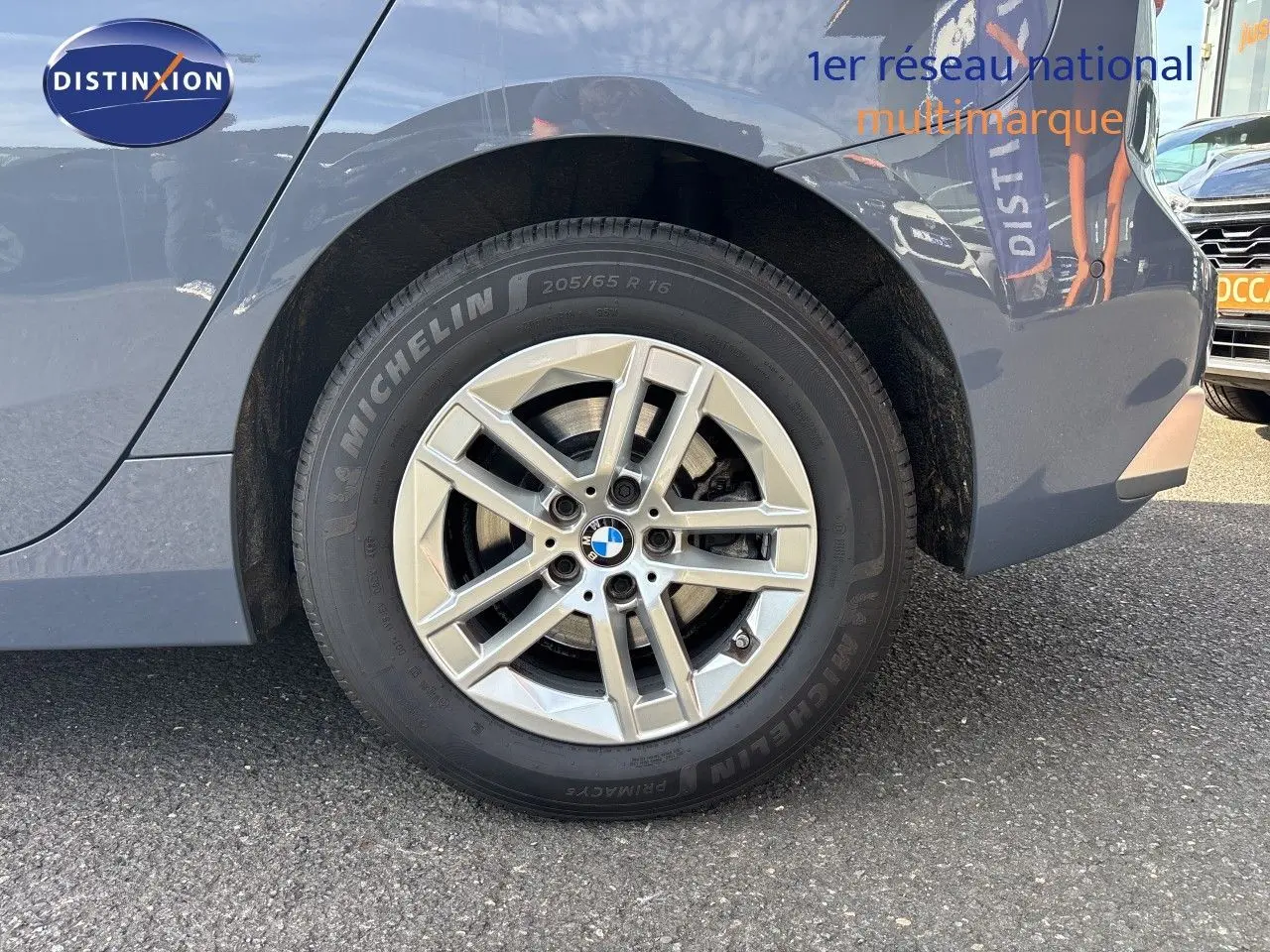 Gros plan sur la roue arrière droite d'une BMW Série 2 Active Tourer gris cuivré avec jante alliage 16 pouces.