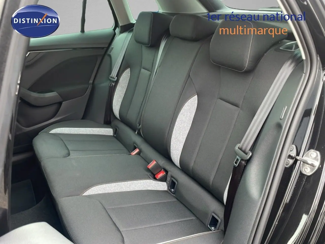 Vue intérieure côté droit sur les sièges arrière en tissu noir et gris du Skoda Kamiq noir magique métal.