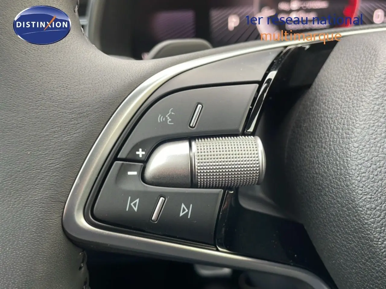 Gros plan sur les commandes multifonctions du volant du Skoda Kamiq noir magique métal, mettant en valeur la molette texturée.