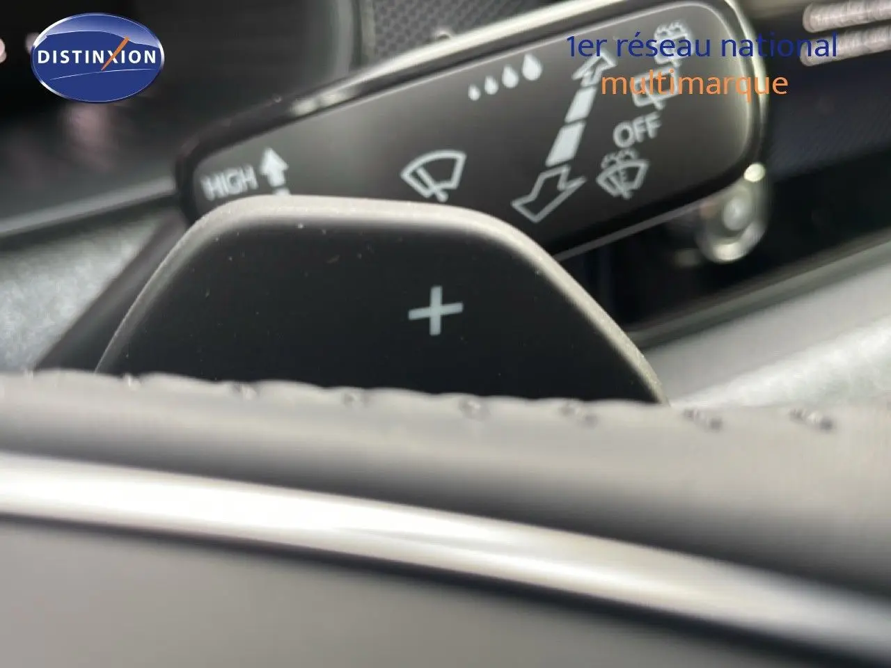 Gros plan sur la palette de changement de vitesse "+" du volant d'un Skoda Kamiq noir magique métal.