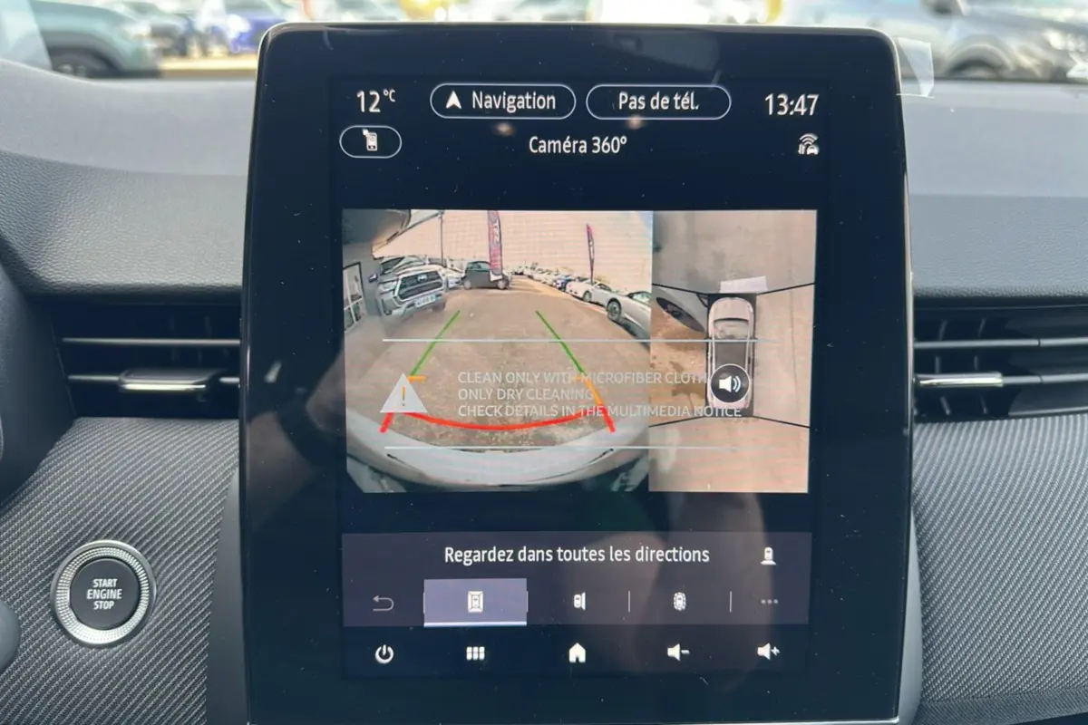 Écran tactile intérieur de Renault Clio V E-Tech 145 gris rafale montrant la caméra 360° en marche.