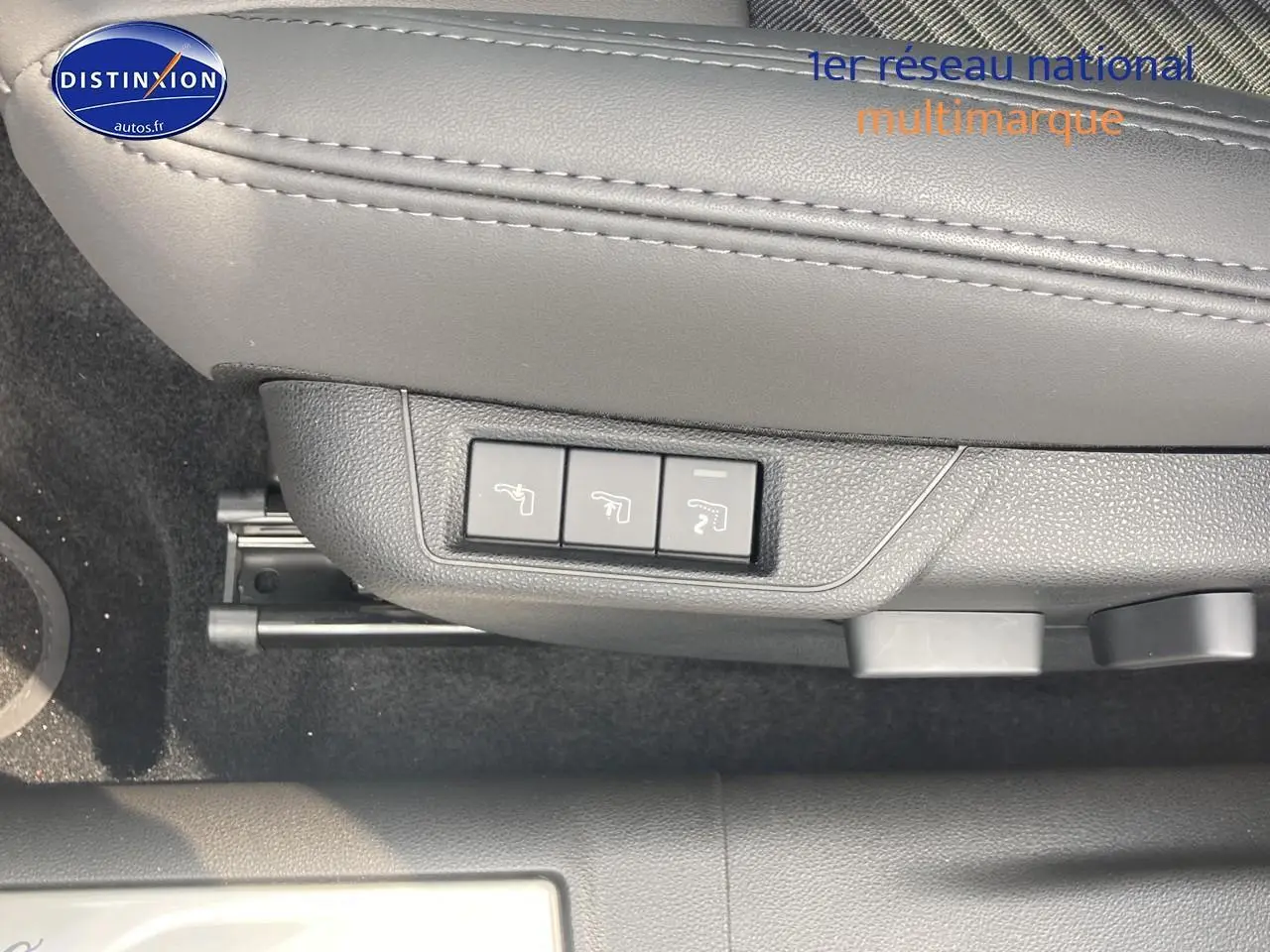 Détail des commandes de réglage électrique du siège conducteur en cuir gris dans l'Alfa Romeo Junior 1.2 hybride 2026.