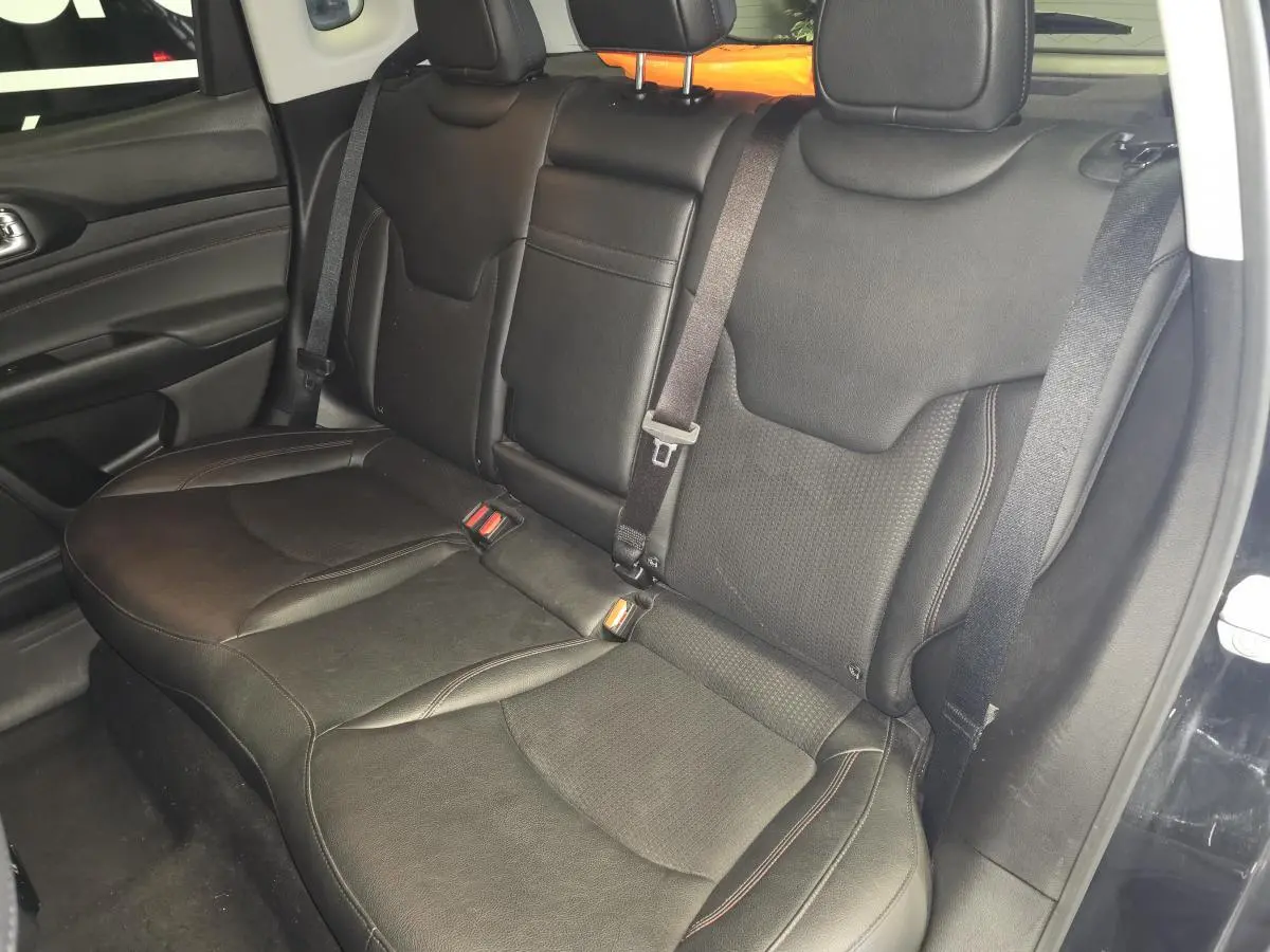 Vue intérieure côté droit sur la banquette arrière noire en cuir et tissu du Jeep Compass Trailhawk 2022.