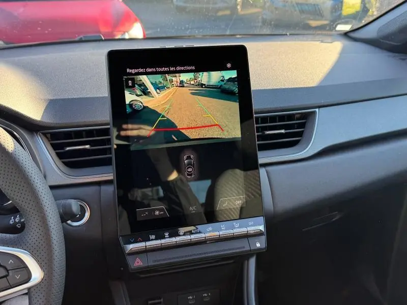 Vue intérieure du tableau de bord du Renault Captur 2025 avec écran tactile affichant la caméra de recul.
