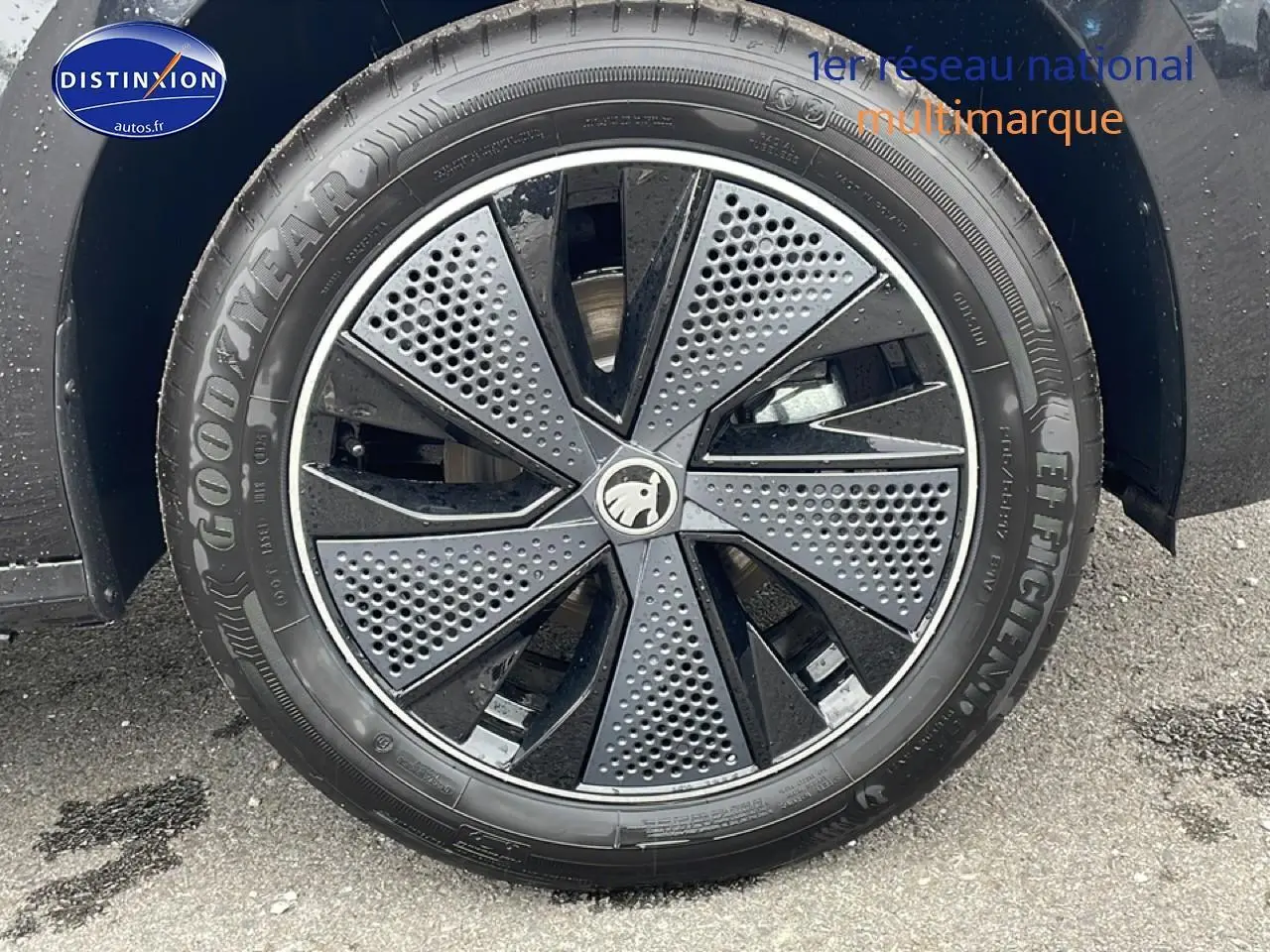 Gros plan sur la jante alu noire et grise du côté droit d’un Skoda Kamiq Monte Carlo noir 2026.