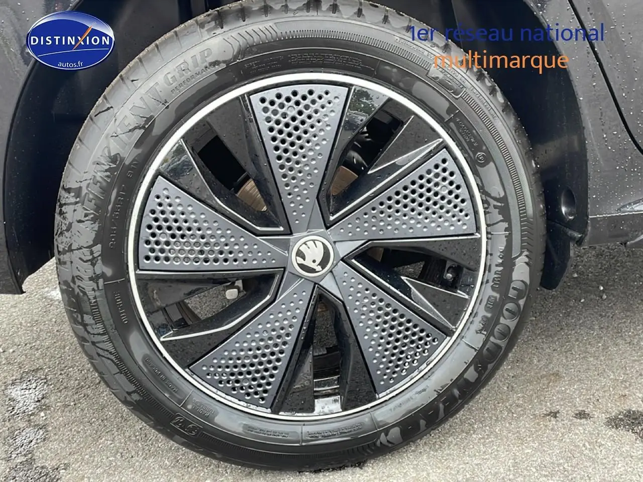 Gros plan sur la roue avant droite noire avec jante alu au design perforé du Skoda Kamiq noir 2026 Monte Carlo.