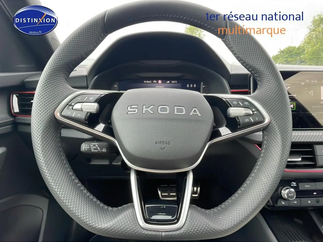 Vue centrée sur le volant cuir perforé noir d'une Skoda Kamiq 2026 avec tableau de bord numérique et écran tactile.