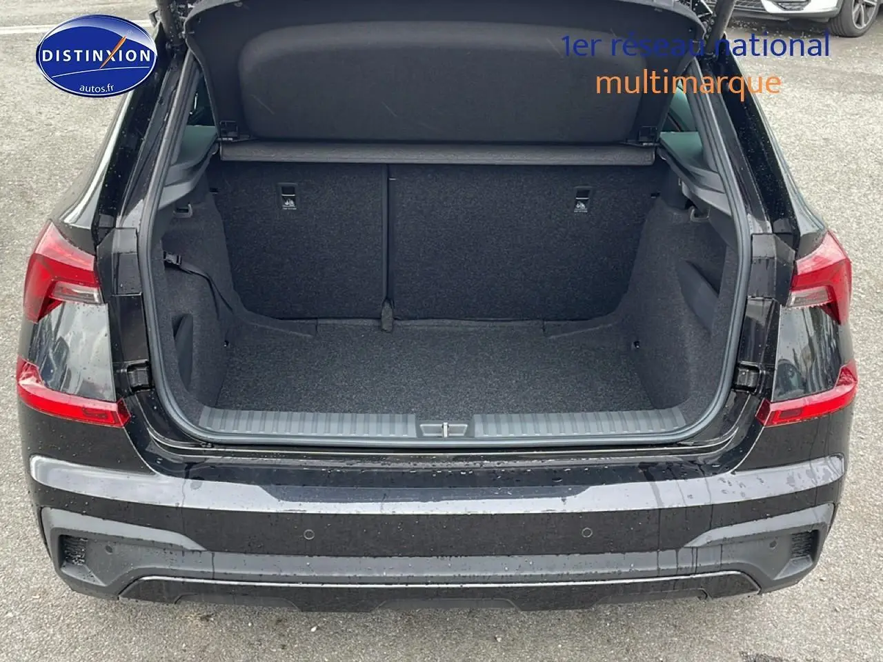 Vue arrière du coffre ouvert d'un Skoda Kamiq noir 2026, mettant en valeur l'espace de chargement vide et les feux arrière LED.