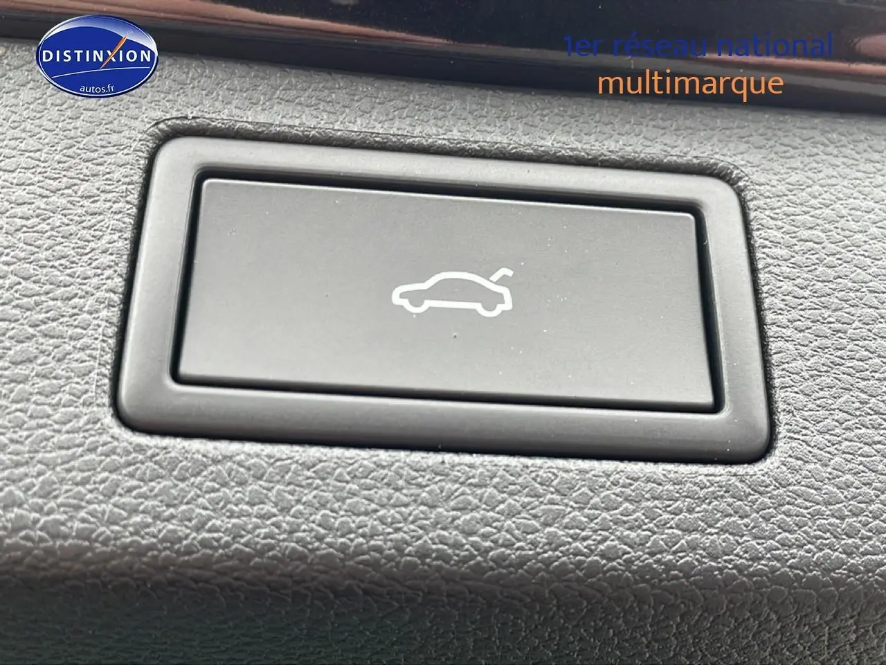 Bouton d'ouverture électrique du hayon sur tableau de bord en cuir noir d'un Skoda Kamiq Monte Carlo 2026.