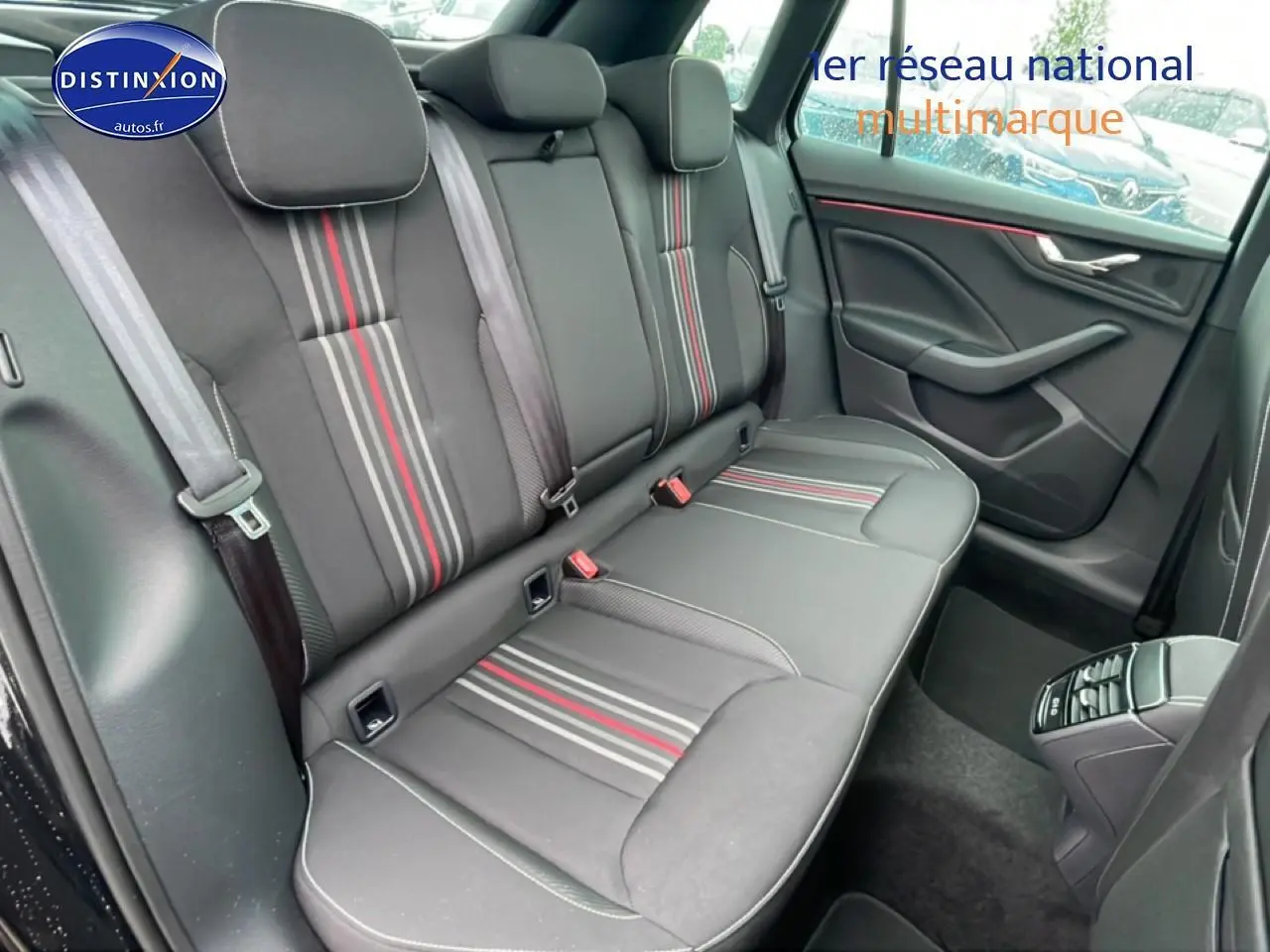 Vue intérieure côté droit de la banquette arrière noire avec bandes grises et rouges du Skoda Kamiq Monte Carlo 2026.