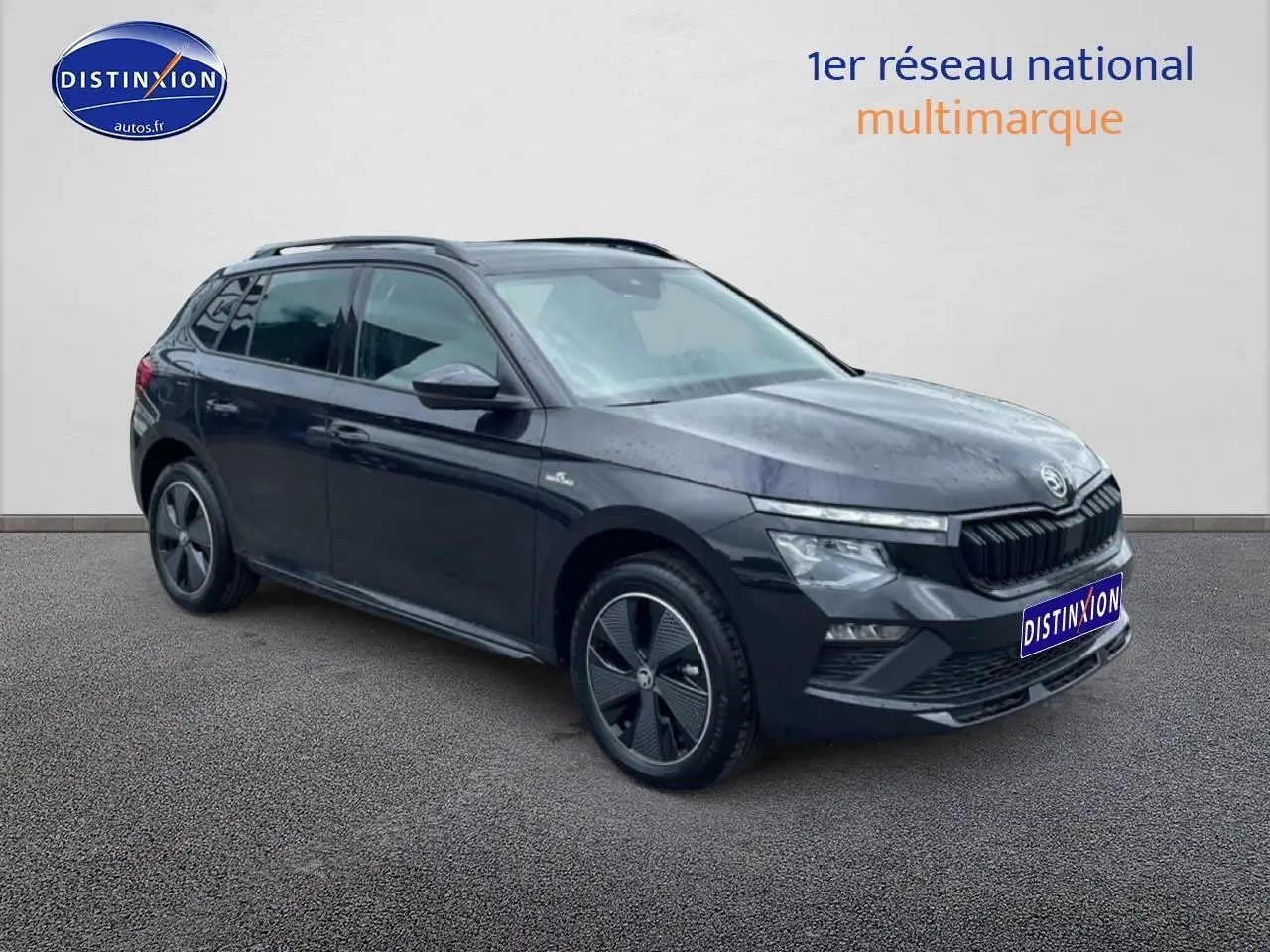 Vue 3/4 avant gauche d’un Skoda Kamiq noir 2026 avec jantes alu et toit panoramique en verre.