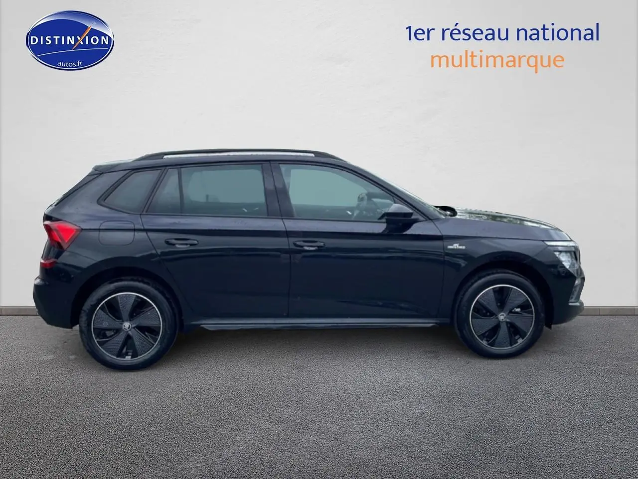 Vue de profil côté gauche d'un Skoda Kamiq noir 2026 finition Monte Carlo avec jantes alu noires et toit panoramique.