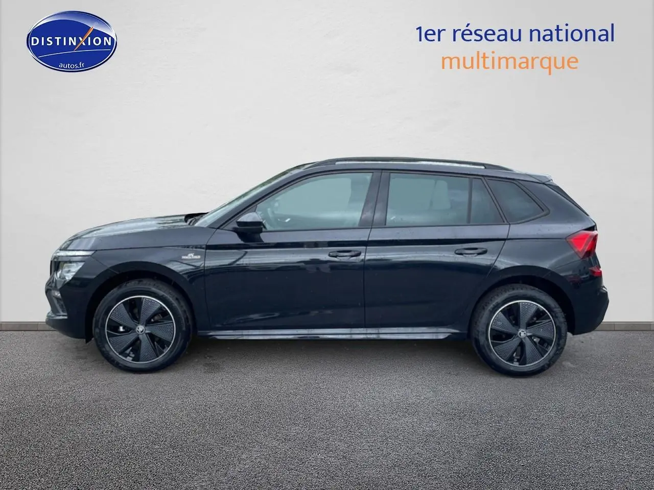 Vue latérale gauche du SUV SKODA KAMIQ noir 2026 avec jantes alliage et toit panoramique en verre.