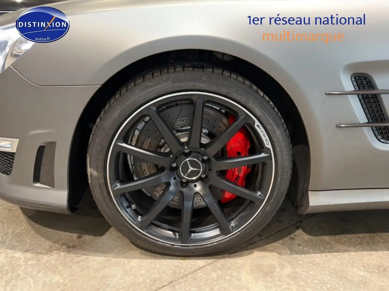 Gros plan sur la roue avant droite gris mat d'une Mercedes Classe SL 63 AMG avec étrier de frein rouge.