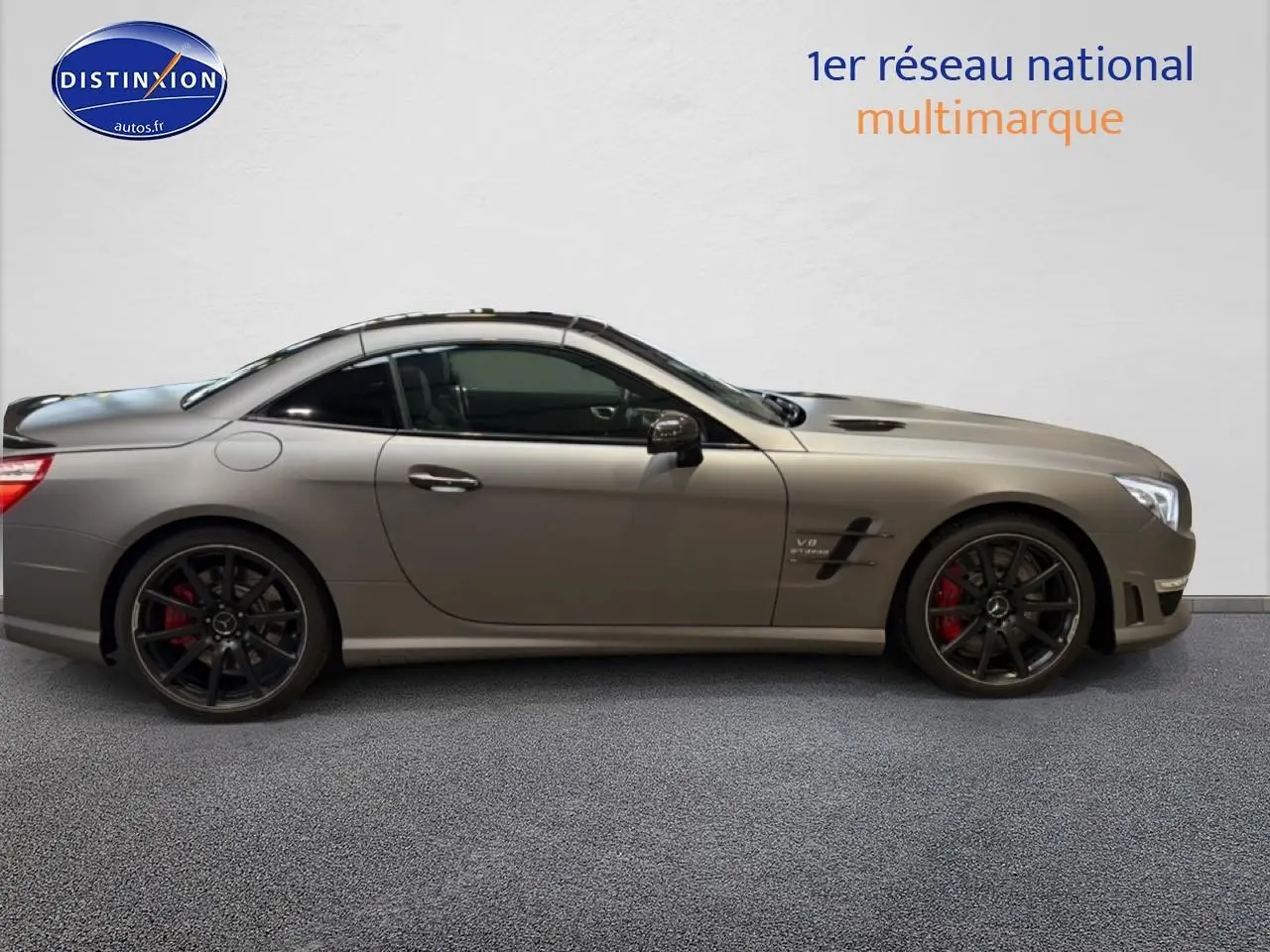 Mercedes Classe SL 63 AMG gris vue de profil côté gauche avec jantes noires et étriers de frein rouges.