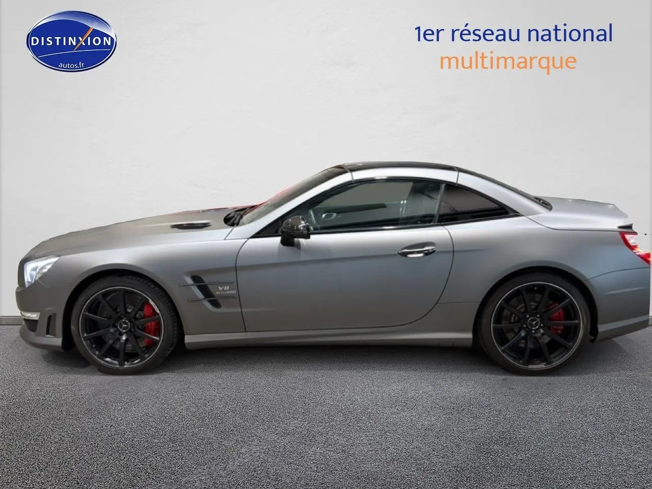 Mercedes Classe SL 63 AMG gris vue de profil côté gauche, avec jantes noires et étriers de frein rouges.