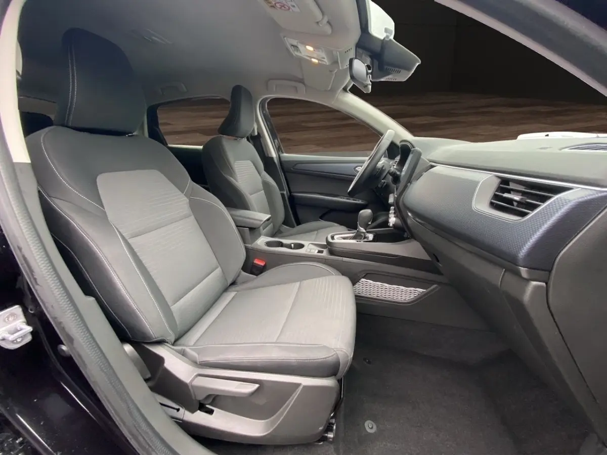 Vue intérieure côté conducteur de la Renault Arkana noire 2024, sièges tissu gris et tableau de bord moderne.