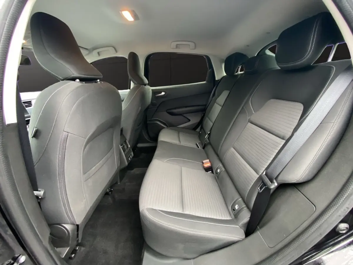 Vue intérieure arrière côté droit montrant la banquette 3 places noire avec ceintures et appuie-têtes du Renault Arkana noir 2024.