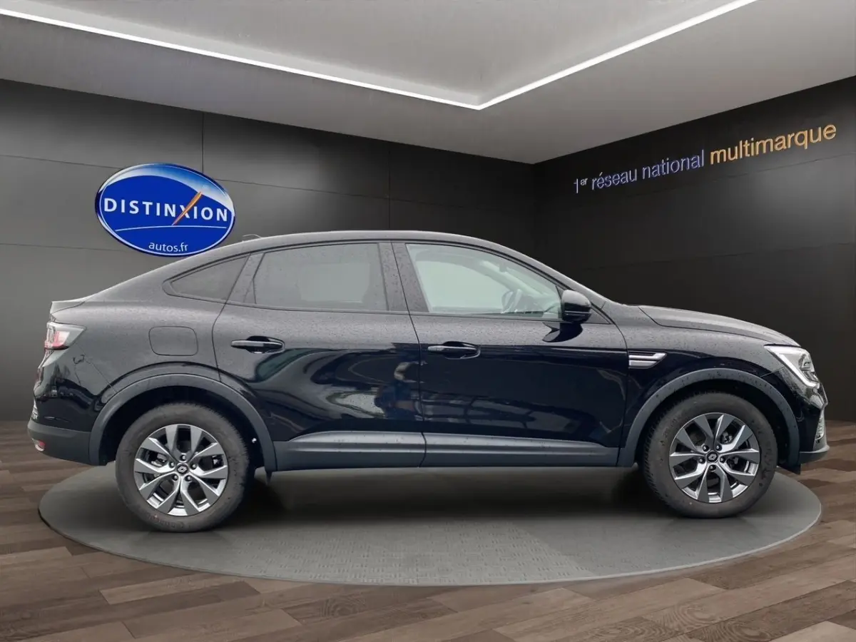 Renault Arkana noir vue de profil côté gauche, SUV compact avec jantes alliage et lignes fluides sous pluie légère.