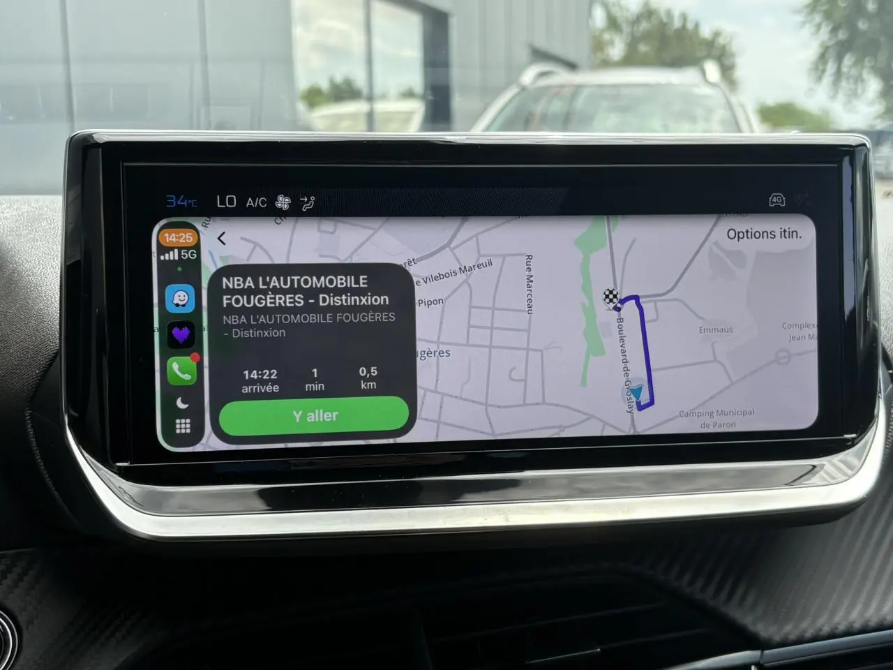 Vue rapprochée de l’écran tactile central du Peugeot 208 Hybrid 110 e-DSC6 GT affichant une navigation Apple CarPlay.