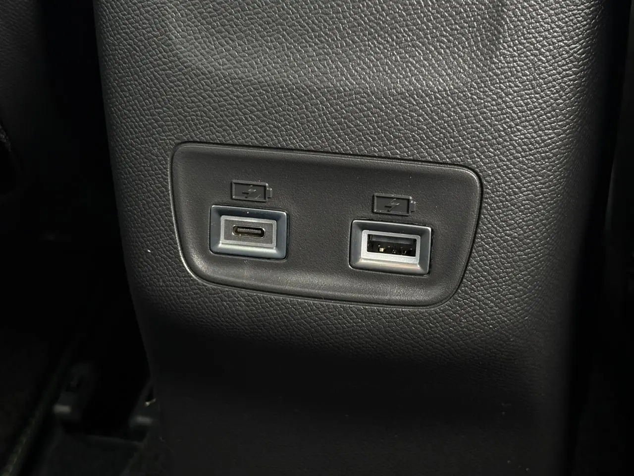 Prise USB-C et USB type A pour chargement à l'arrière dans l'habitacle noir du Peugeot 208 Hybrid 110 e-DSC6 GT.