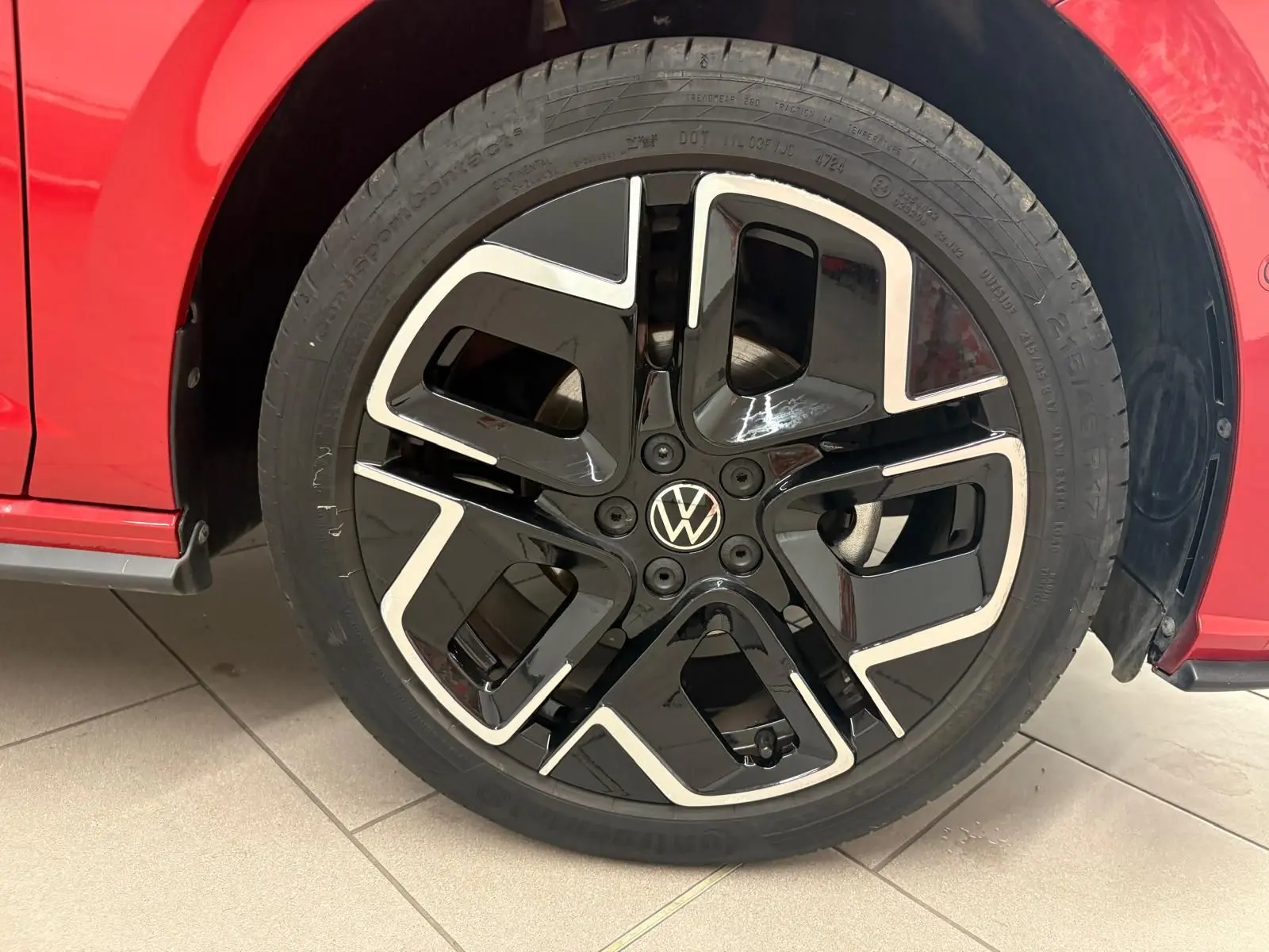 Gros plan sur la jante noire et argentée du côté avant droit d'une Volkswagen Polo Rouge Roi 2025 finition R-Line.