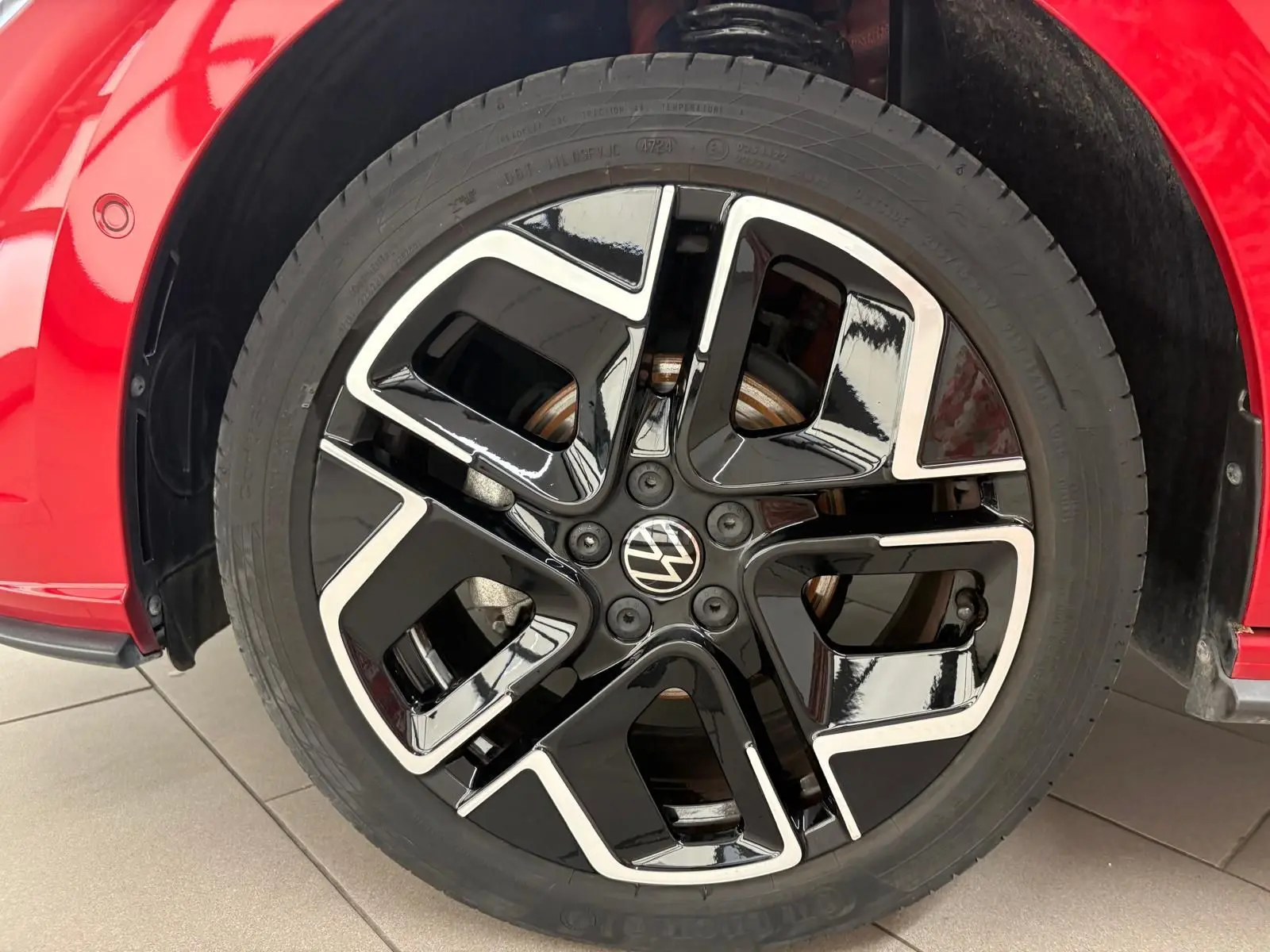 Gros plan sur la jante alliage noire et argentée d'une Volkswagen Polo Rouge Roi, version R-Line, côté avant droit.