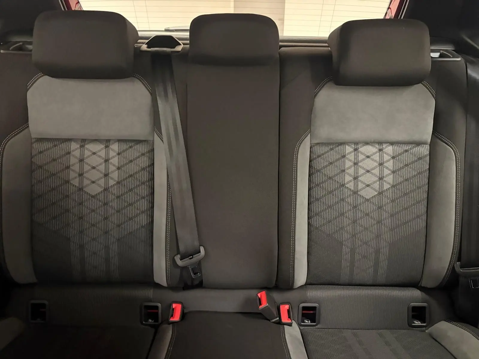 Vue intérieure sur les sièges arrière en tissu gris et noir avec motifs géométriques de la Volkswagen Polo 2025.