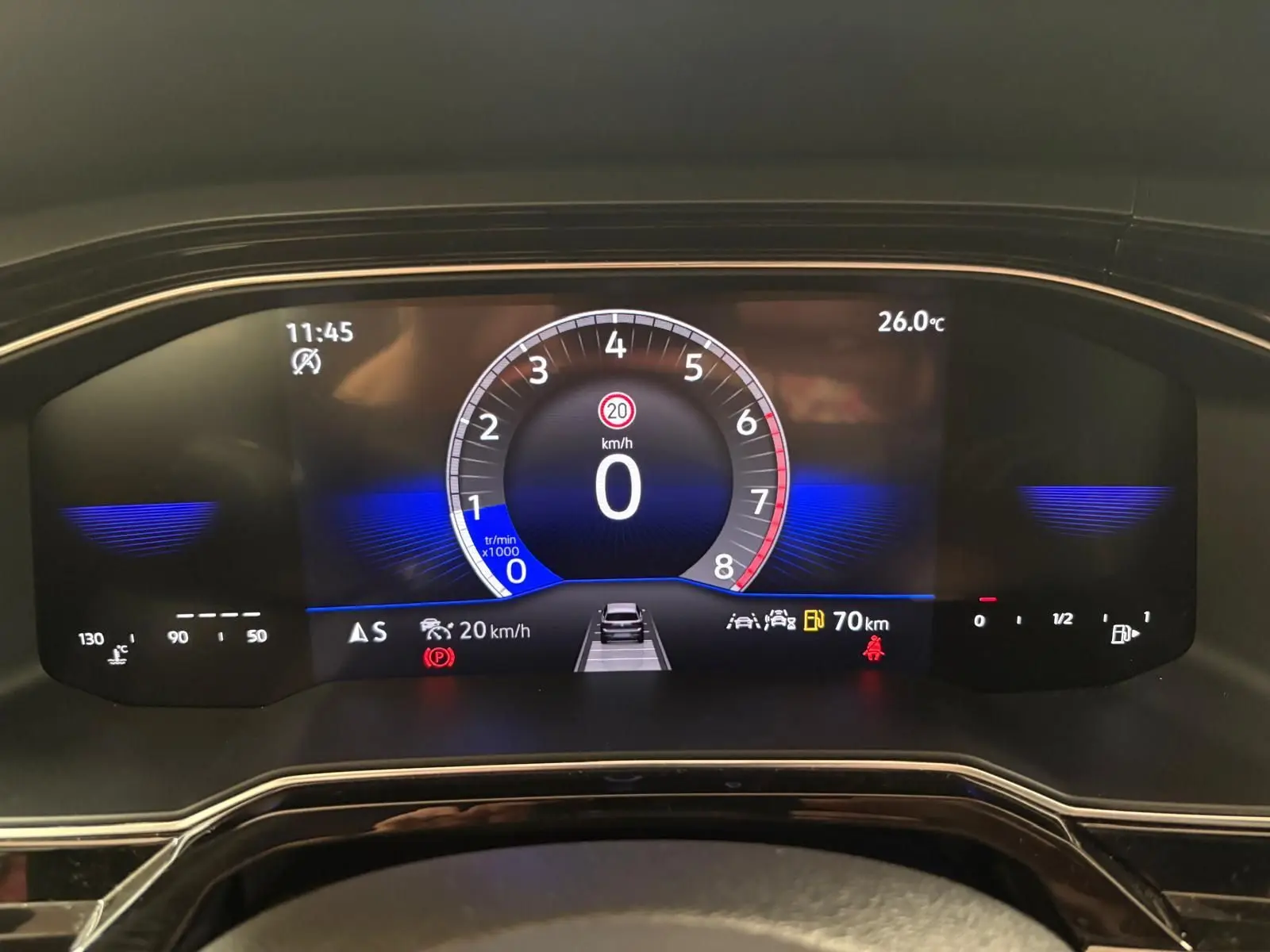 Tableau de bord numérique de Volkswagen Polo 2025 affichant vitesse, température et autonomie, vue de face intérieure.