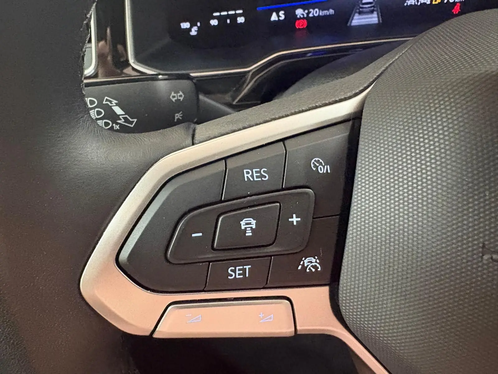 Gros plan sur les commandes de régulateur de vitesse au volant d’une Volkswagen Polo Rouge Roi 2025.