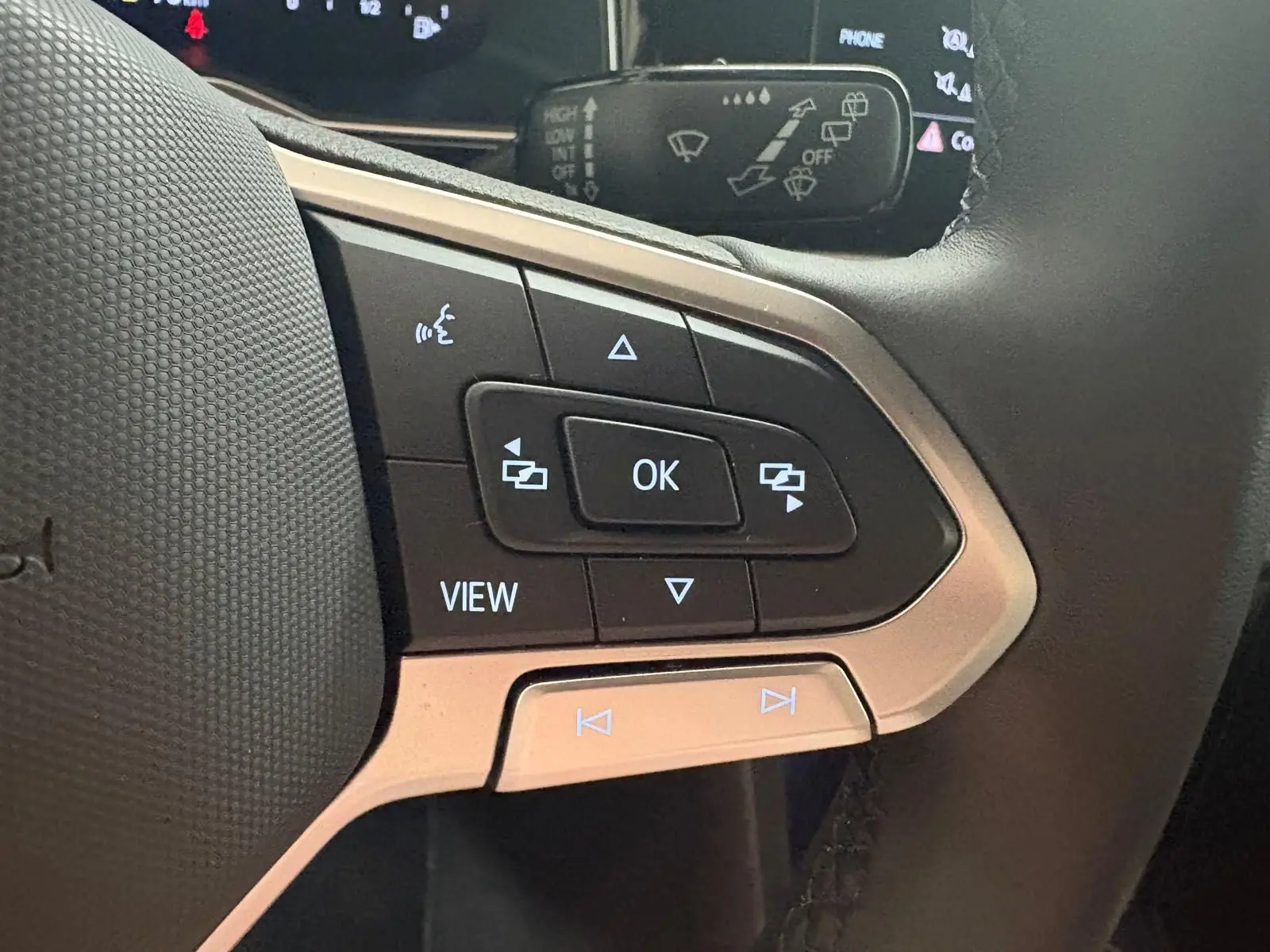 Gros plan sur les commandes multifonctions au volant d'une Volkswagen Polo 2025, finition R-Line.