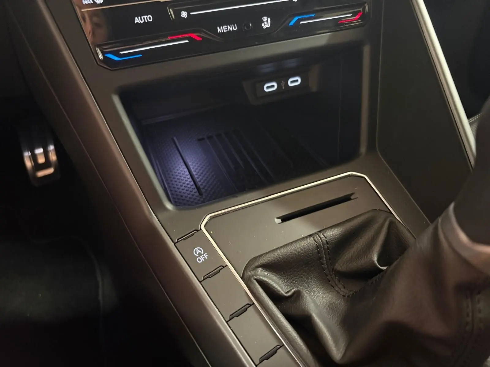Gros plan sur la console centrale avec levier de vitesse cuir noir de la Volkswagen Polo 1.0 TSI R-Line 2025.