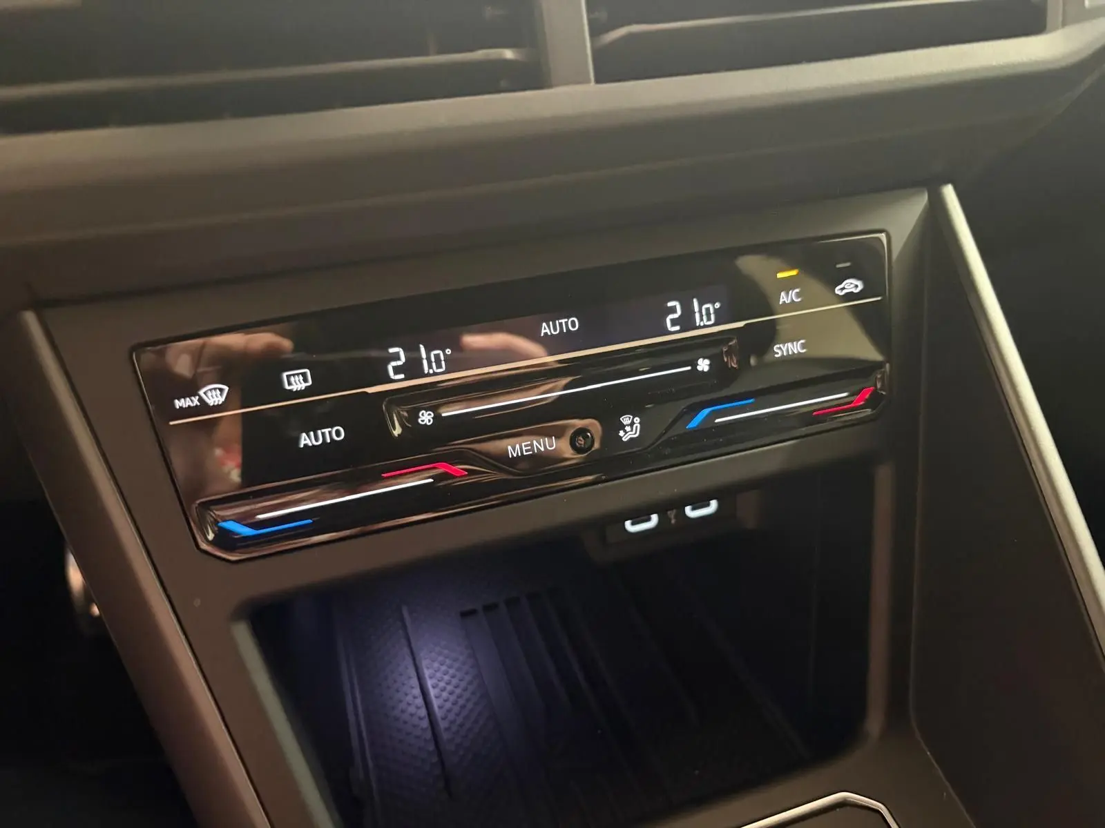 Panneau de climatisation digital avec réglages à 21°C dans l’habitacle d’une Volkswagen Polo 2025.