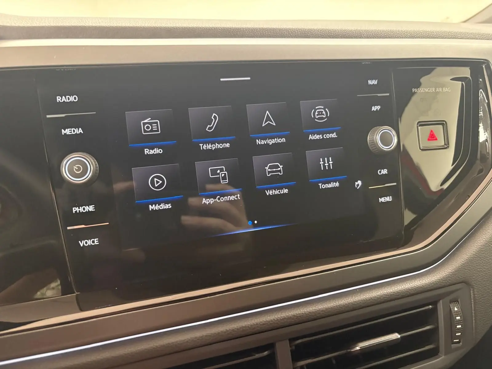 Écran tactile central du Volkswagen Polo 2025 avec interface multimédia et commandes tactiles visibles.