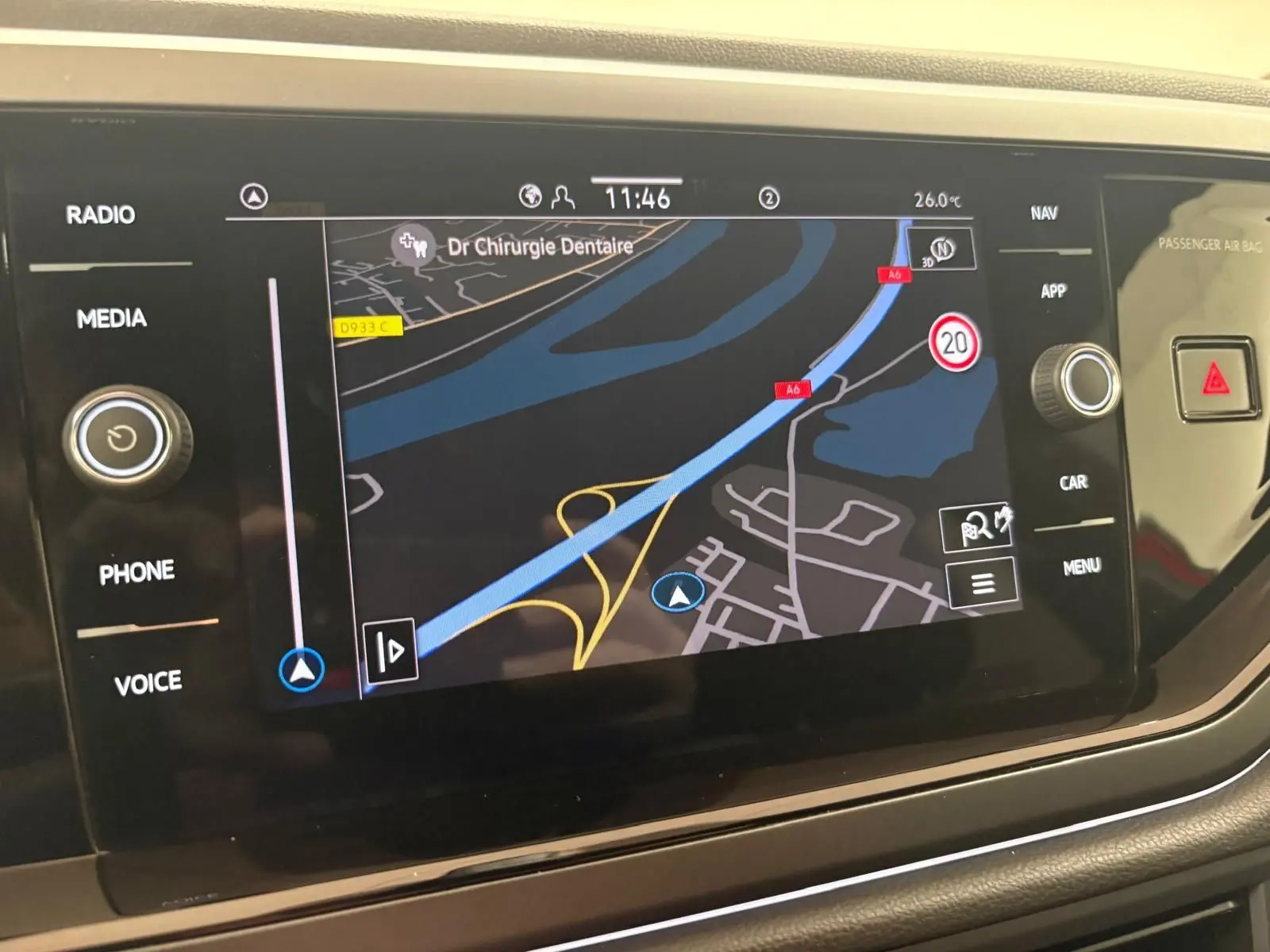 Écran tactile central du Volkswagen Polo 2025 affichant la navigation avec carte et commandes multimédia autour.