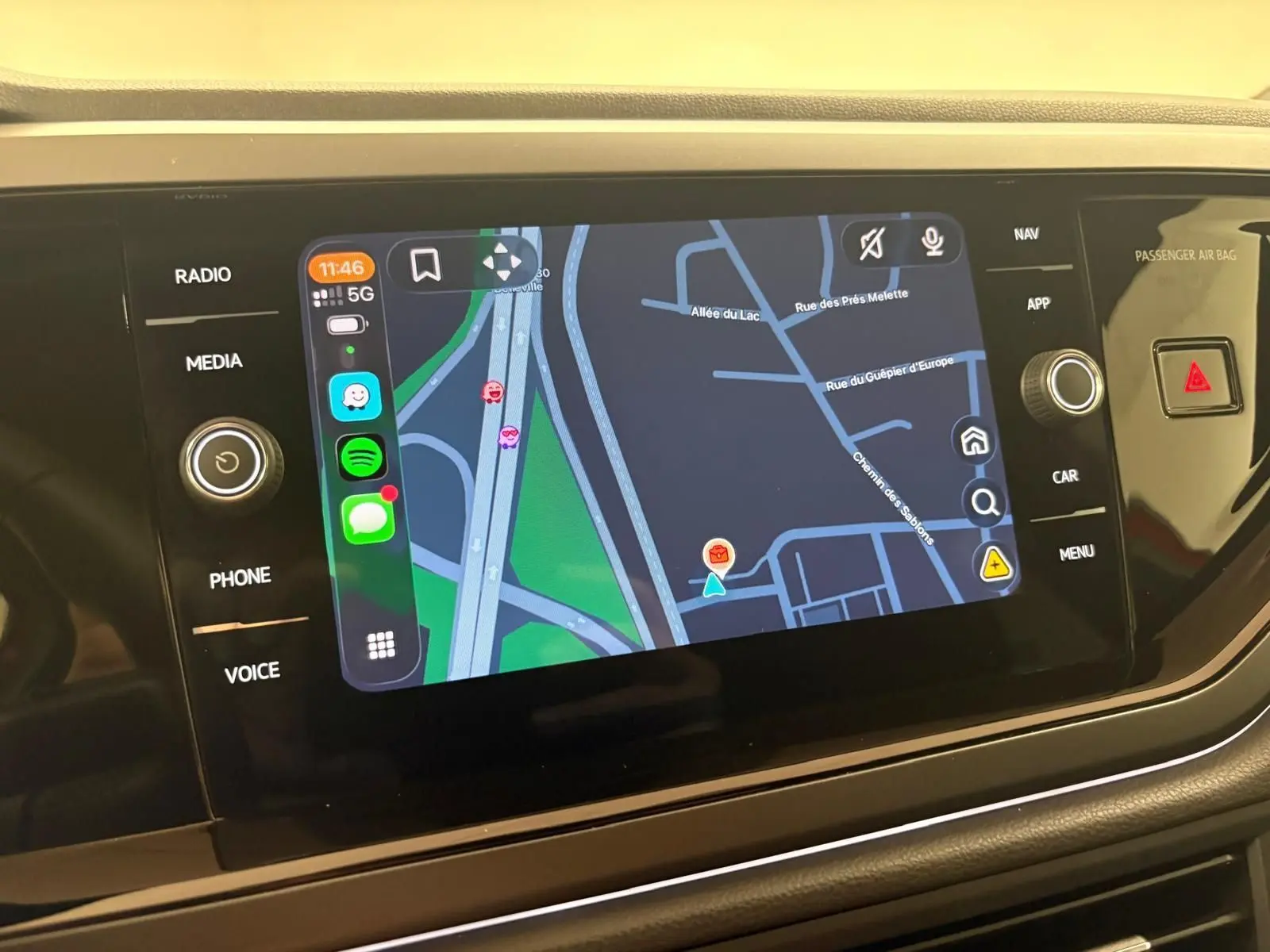 Écran tactile central du Volkswagen Polo 2025 affichant la navigation avec options radio, média et téléphone visibles.